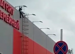 Сегодня в Анапе спасатели снимали с крыши гипермаркета мужчину