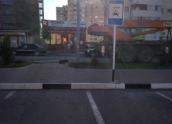 Автокран в Анапе снес дорожный знак и чуть не зацепил пешеходов