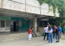 Большой субботник прошёл в "проблемном доме" на улице Ленина, 134 в Анапе