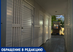 В кусты вынуждены справлять нужду туристы на набережной Анапы из-за закрытых туалетов