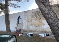 После публикации в "Блокноте" стену на улице Ивана Голубца приводят в порядок