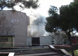 Есть угрозы возгорания: в Анапе продолжается демонтаж аварийной крыши бывшего концертзала «Победа» 