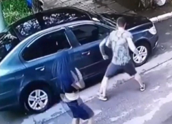 В центре Анапы хулиган повредил припаркованную иномарку, разбив зеркало