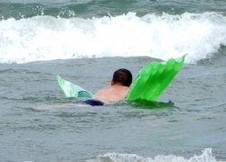 В Анапе запретили купаться в море с матрасами и надувными кругами