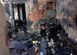 В хуторе Красном под Анапой сгорел жилой дом: пожар тушили 10 человек