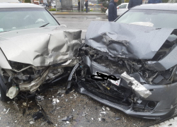 В центре Анапы "шестёрка" врезалась в "Мерседес", а возле гипермаркета - массовое ДТП