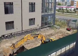Жители ЖК в Анапе пожаловались на котлован у фундамента дома