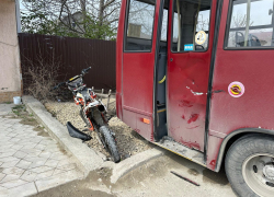 В пригороде Анапы подросток на питбайке влетел в автобус