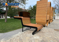 «Сушилка для белья и купальников»: на Театральной площади установлены интересные лавочки