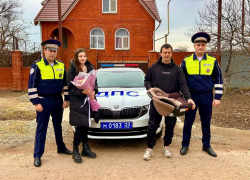 Волшебники в погонах: госавтоинспекторы сопроводили роженицу в Анапу и сделали подарок родителям 