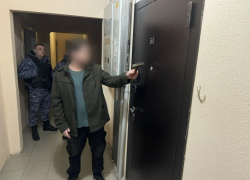 В Анапе мужчина разгромил дверь соседа молотком