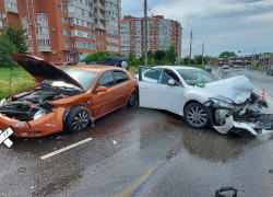 В Анапе жёсткое ДТП: "Мазда" врезалась в припаркованный "Шевроле" с пассажирами