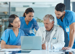 Главврачей и директоров школ впервые обяжут отчитываться о расходах