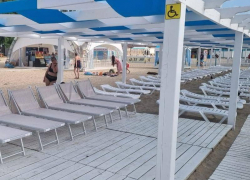 На Центральном пляже Анапы оборудовали зоны для людей с ограниченными возможностями