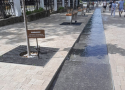 Даже химия не пугает – по оригинальному фонтану-ручью в Анапе продолжают гулять люди