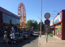 Хамство на дороге: в Анапе водители паркуются в запрещённых местах
