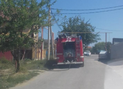 В станице Анапской пожар в жилом дворе: загорелся забор, люди паникуют