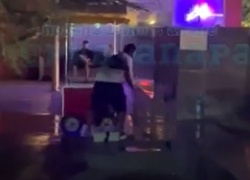 «Вот такая зараза»: в Анапе торговец ваты помыл оборудование в фонтане