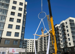 Воздушная гимнастка, огонь и розыгрыш призов: недалеко от Анапы прошел торжественный праздник