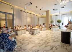 Семьей дорожить – счастливым быть: в преддверии Дня семьи, любви и верности в Анапе чествовали супружеские пары 