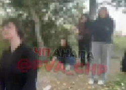 В Анапе подростки издевались над девочкой, шлепая ее по лицу 