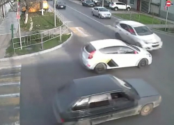 В миллиметре от смерти: в Анапе автомобиль едва не сбил пешехода - есть видео