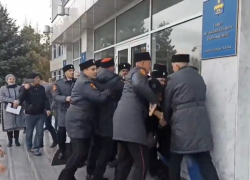 Полиция Анапы проводит проверку по факту избиения общественника перед мэрией 