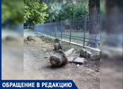  В 12-м микрорайоне Анапы дети бегают среди бетонных валунов и торчащей арматуры