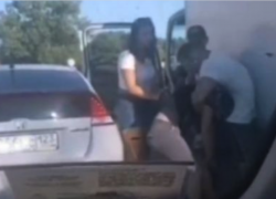 Видео: Бои без правил на дороге в Анапе. Водители были в разных весовых категориях
