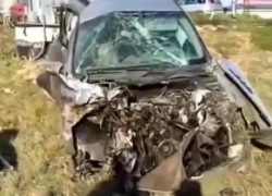 На ж/д переезде в Витязево под Анапой поезд жёстко размазал "Мерседес"