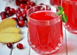 Справиться с простудой зимой анапчанам поможет клюквенный морс