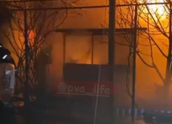 В садовом товариществе под Анапой пожар уничтожил одноэтажное строение: видео