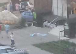 В Анапе девушка упала с крыши многоэтажного дома и разбилась насмерть