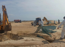 В Анапе завершают уборку защитных сетей с побережья