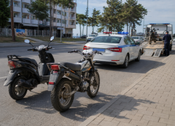 В Анапе двух водителей мототехники поймали без прав: один из них несовершеннолетний