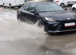 Потоп в центре Анапы: ливнёвки тонут в мусоре, а город заливает после каждого дождя