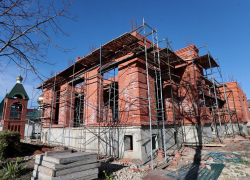Завершен цоколь и первый этаж: в Гостагаевской продолжается строительство храма 