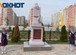 В гимназии Анапы открыли памятный знак «Учителю»