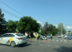  В Анапе на перекрёстке жёсткое ДТП с участием такси: машина перевернулась