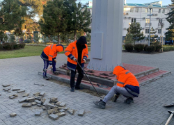 После публикации в "Блокнот Анапа" плитку в сквере "Россия" укрепили