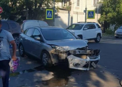На перекрёстке в Анапе семья с маленьким ребёнком попала в ДТП