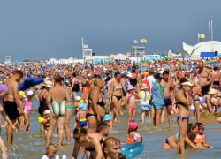 «Атас»: на пляже в Витязево столпотворение туристов