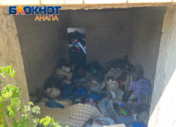 Дом-свалка: в Анапе в скандальном недострое царит жуткая антисанитария