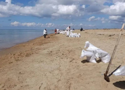 С пляжа под Анапой убрали свыше 1000 мешков грунта с нефтепродуктами