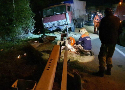 Между Анапой и Новороссийском зерновоз влетел в иномарку и повис на ограждениях