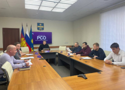 В праздничный день коммунальщики Анапы ремонтируют плитку и наводят порядок в сельских округах