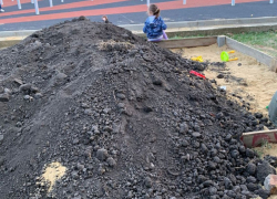 На улице Ленина, 157 в Анапе песочницу засыпали землей – жители недоумевают