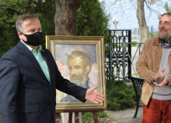 Петербуржец Владимир Лабутов передал свою картину в Анапский музей