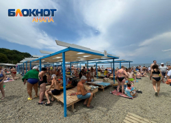 «Погода – огонь, море – огнище»: обстановка на пляже «Высокий берег» в Анапе