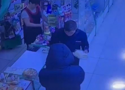 В Анапе мужчина украл с чужой карты 5 тысяч рублей